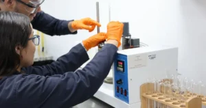 Analista del laboratorio INPROCA acreditado ISO_IEC 17025 realizando ensayo de aceite dieléctrico ·